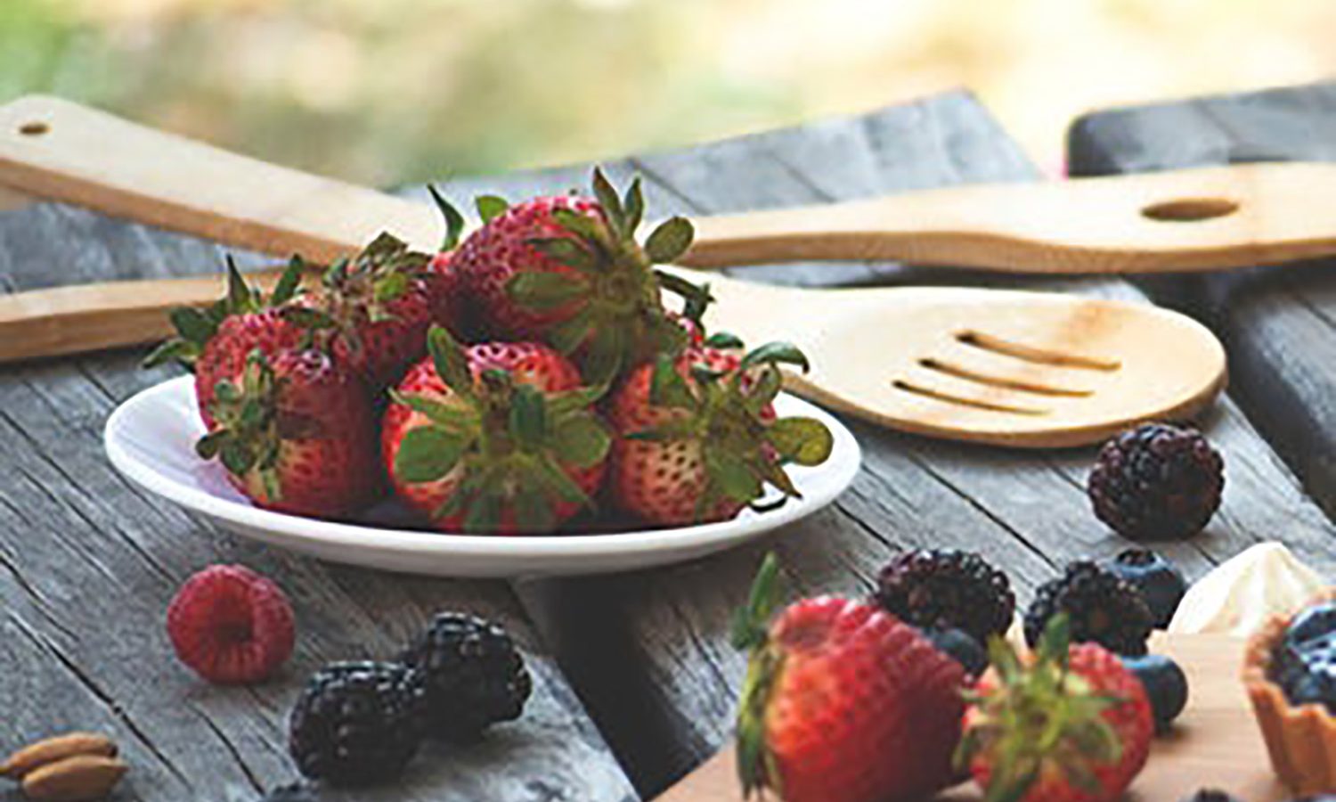 Strawberries and blackberries on a picnic table
